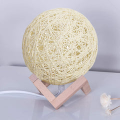 Nordische Tischlampe aus Holz mit Mondprojektion
