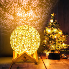 Nordische Tischlampe aus Holz mit Mondprojektion