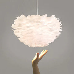 LED-Pendelleuchte im nordischen Federdesign