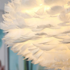 LED-Pendelleuchte im nordischen Federdesign