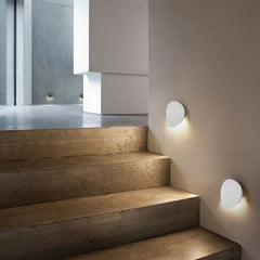Schlichte, moderne, runde LED-Wandleuchte