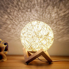 Nordische Tischlampe aus Holz mit Mondprojektion