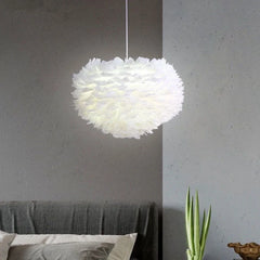 LED-Pendelleuchte im nordischen Federdesign