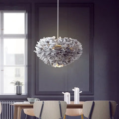 LED-Pendelleuchte im nordischen Federdesign